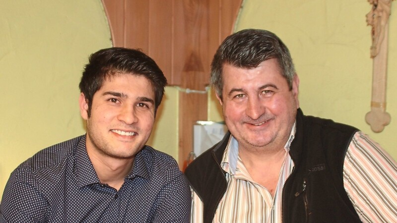 Sasan Dietl mit seinem Chef, Bäckermeister Reiner Dietl (rechts) - er ist gleichzeitig sein Adoptivvater. Sie beide verbindet eine besondere Geschichte, die mit Sasans Flucht aus Afghanistan begann.