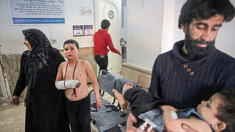 Ein Mann und eine Frau kommen mit verwundeten Kindern in ein Krankenhaus in der syrischen Provinz Idlib, um sie behandeln zu lassen. Die Provinz gehört zu den am stärksten betroffenen Regionen.  Archivfoto: Anas Alkharboutli/dpa
