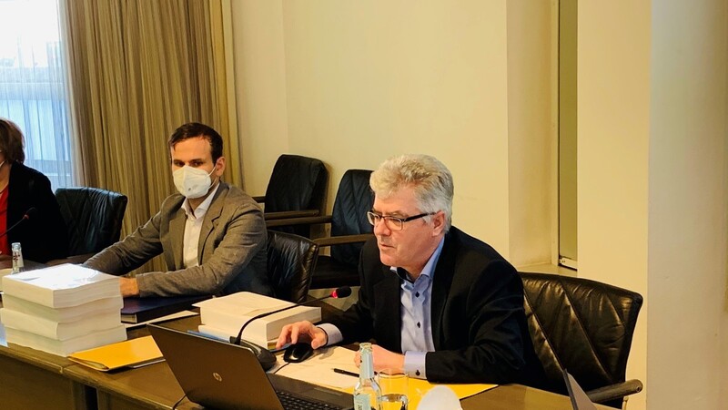 Stefan Schmerbeck und Kreiskämmerer Andreas Wimbauer stellten die Eckdaten des Haushalts vor.