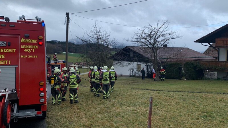 Einsatz für die Feuerwehr in Grauhof (Gemeinde Neukirchen beim Heiligen Blut) wegen einer brennenden Hecke.