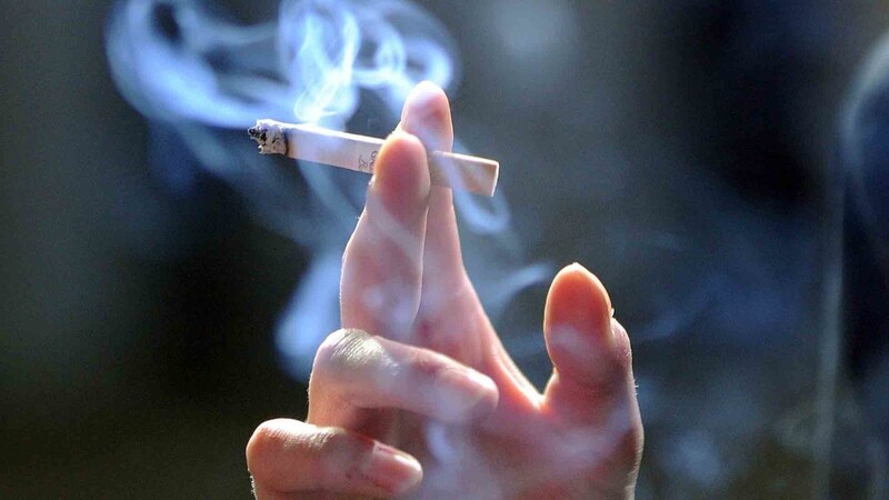 Zu oft landen Zigarettenstummel nach dem Rauchen einfach auf dem Boden. (Symbolbild)