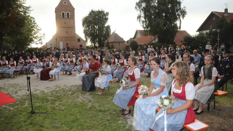 Am Kirchenparkplatz der Filialkirche Maria Himmelfahrt in Preisenberg fand die würdige Festgottesdienstfeier statt.