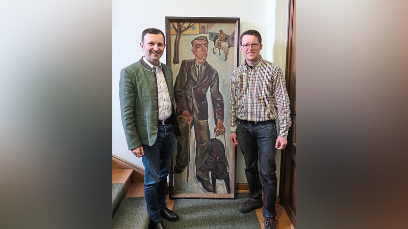 Bürgermeister Markus Hofmann und Andreas Roider mit dem preisgekrönten Henneberger-Gemälde "Der Blinde"