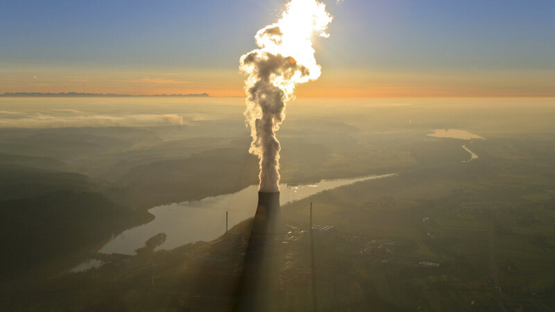 Der Kühlturm des Kernkraftwerks bei Essenbach dampft noch bis April 2023.