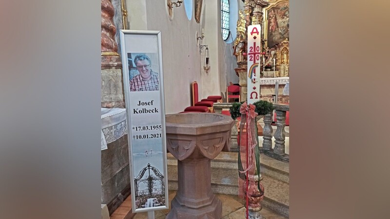 Die brennende Osterkerze neben dem Bild des verstorbenen Josef Kolbeck beim Requiem