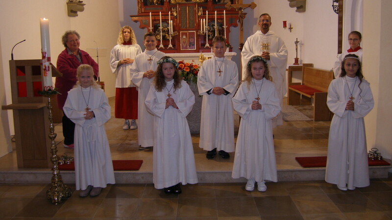 Die Erstkommunionkinder mit Pfarrvikar Pater Joshy und Pfarrgemeindereferentin Christine Hannes sowie zwei Ministrantinnen.