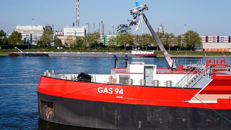 Ein Gas-Transportschiff ankert am Rhein vor dem Werksgelände des Chemiekonzerns BASF. Die Verringerung der Energieabhängigkeit von Russland bedeutet bedeuten "Kosten, die sowohl die Wirtschaft wie auch die Verbraucher spüren".
