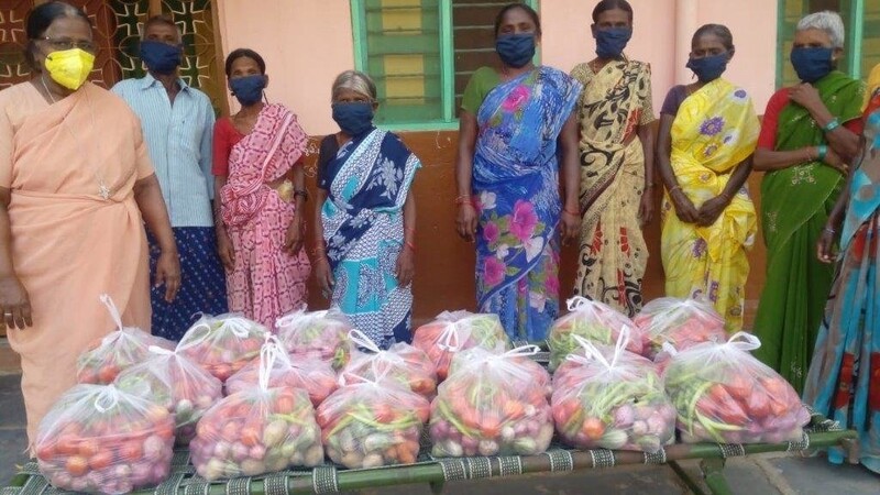 Säcke mit Grundnahrungsmitteln lindern die Hungersnot der Dalit-Familien.