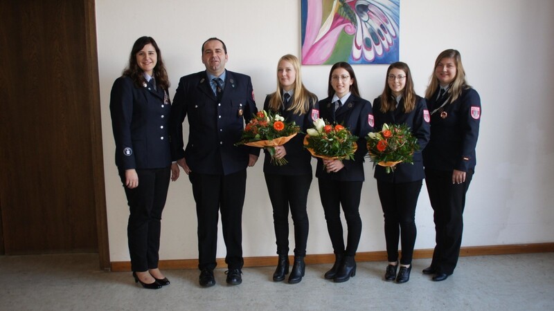 Vorsitzende Alexandra Raab, Bernd Schmidbauer, Katja Pfeilschifter, Lena Hausladen, Theresa Hausladen und Kommandantin Carola Wittmann (von links).