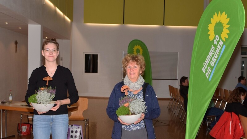 Die ausgeschiedenen Beisitzer Joana Bayraktar (l.) und Angelika Werner-Ripperger erhielten Geschenke.