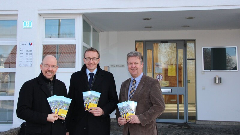 Die Bürgermeister von Furth und Altdorf, Andreas Horsche (l.) und Helmut Maier (r.), und der Vertreter des Bayernwerks freuen si