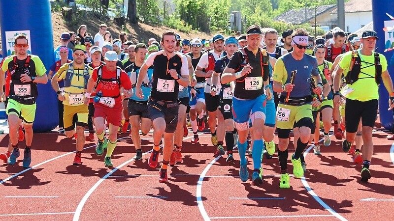 444 Läufer und Läuferinnen nahmen den Kampf auf: Um Punkt 10.05 Uhr erfolgte der Start zum 1. KaitersbergTrail.
