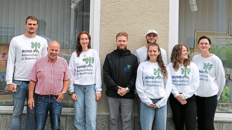 Für den Bund Naturschutz ist Valentin Schwarz (im schwarzen Shirt) mit seinen Helfern unterwegs. Kreisvorsitzender Peter Forstner (2. v. l.) wünscht ihnen dabei viel Erfolg.