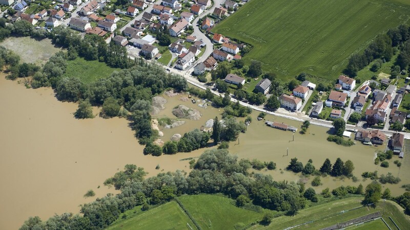 So sah es beim Hochwasser im Juni 2013 entlang des Schanzlwegs aus. Jetzt geht es um eine Kosten-Nutzen-Abwägung: Wie viel darf der Hochwasserschutz für 80 Anwesen kosten?