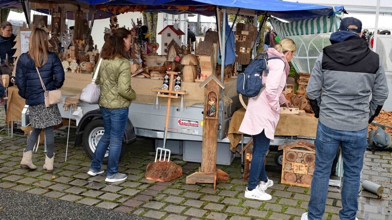 Trotz regnerischem Wetter erfreute sich am Samstag und Sonntag der Streetfood- und Hobbykünstlermarkt auf dem Parkplatz von Möbel Biller großer Beliebtheit.