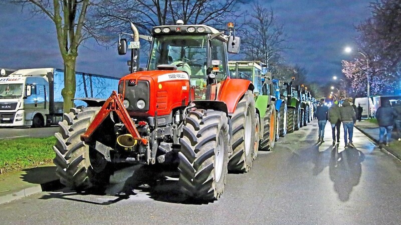 Viele Bauern haben am Sonntag, wie hier in Werl in Nordrhein-Westfalen, die Lager der Discounterkette Aldi blockiert. Die Landwirte warfen dem Konzern vor, die Corona-Krise für Preisverhandlungen zu nutzen.  Foto: Andreas Dunker/dpa