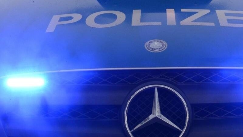 Ein 74-jähriger Autofahrer ist am Freitagabend auf der A3 bei Kirchroth ums Leben gekommen. Die Polizei geht von einer natürlichen Todesursache aus. (Symbolbild)