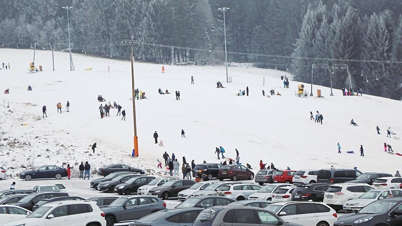 Viele Schlittenfahrer waren am Hang am Skilift in Grün (Bild), am Predigtstuhl und am Kapellenberg unterwegs.