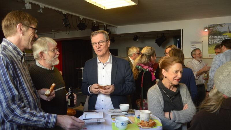 In gemütlicher Atmosphäre verlief das Jazz-Frühstück, hier mit Zweitem Bürgermeister Siegfried Kaschel und der Sprecherin der FBG, Renate Weindl (3. und 4. von links).