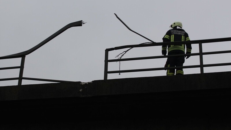Ein Lastwagen blieb am Montagmittag in Straubing an einer Brücke hängen.