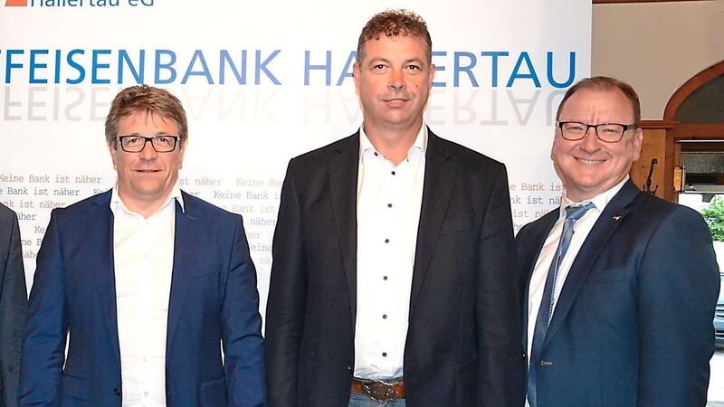 Die Vorstände Andreas Ehrmaier (links) und Florian Maier (rechts) gratulierten dem wiedergewählten Aufsichtsrat Christian Amler (2. v. r.) und Roland Bauer als neuem Mitglied des Kontrollgremiums.
