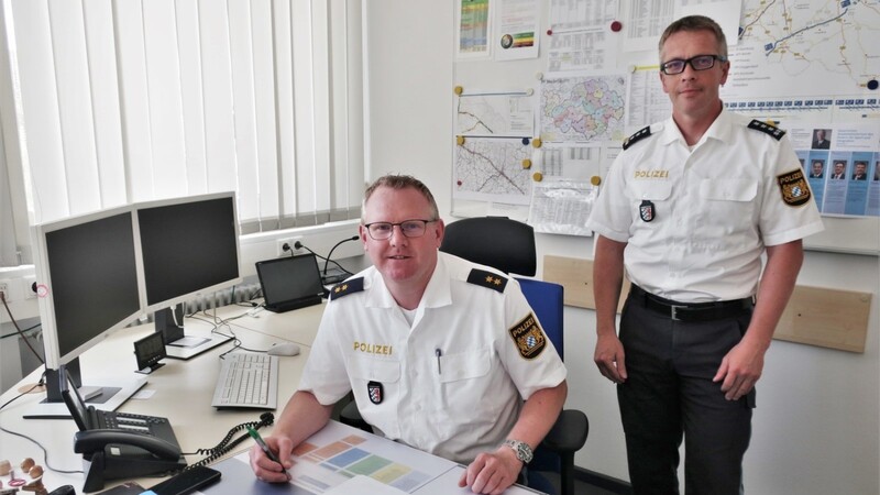 Polizeioberrat Markus Völkl (sitzend) leitet seit wenigen Wochen die Verkehrspolizeiinspektion Deggendorf. Sein Stellvertreter ist Erster Polizeihauptkommissar Frank Schlenz.