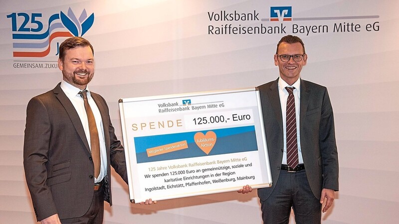 Symbolische Spendenübergabe zum Jubiläum durch Vorstandsmitglied Thomas Lange (rechts) und Regionalgebietsleiter Hubert Holzmayr.