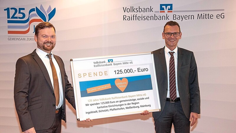 Symbolische Spendenübergabe zum Jubiläum durch Vorstandsmitglied Thomas Lange (rechts) und Regionalgebietsleiter Hubert Holzmayr.