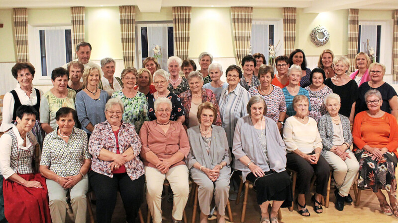 Die geehrten Damen für vier Jahrzehnte Treue zum Frauenbund mit den Vorstandsmitgliedern.