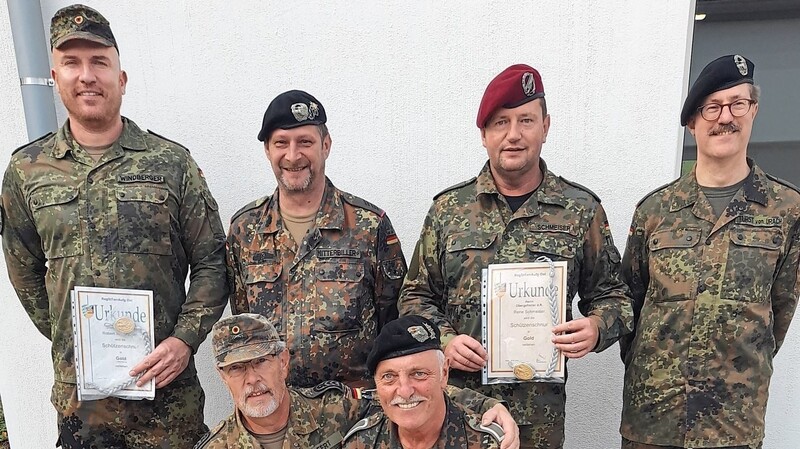 Zum letzten Mal als Reservist " auf der Schießbahn: Alfons Heinrich (kniend rechts) hat sich bei vielen Wettbewerben und in der aktiven Reservistenarbeit einen Namen gemacht.