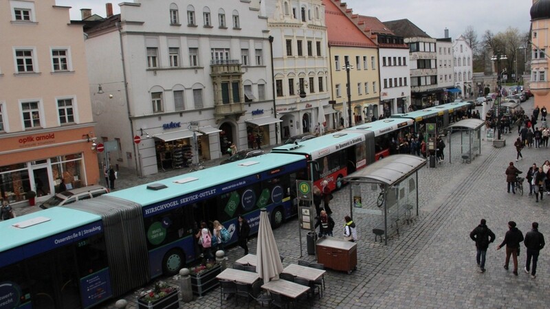 Zu Stoßzeiten sieht man am Ludwigsplatz viele Busse.