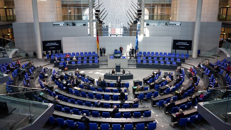 Wegen der Corona-Pandemie müssen sich die Bundestagsabgeordneten auf sinkende Bezüge einstellen.