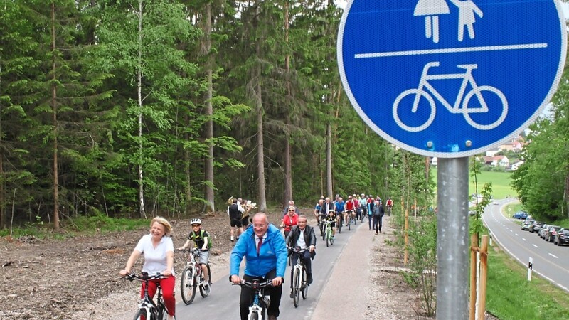 Wie dringend notwendig der Radweg war, zeigte die große Zahl an Radfahrern, die zur Eröffnung des rund zwei Kilometer langen Weges kamen.