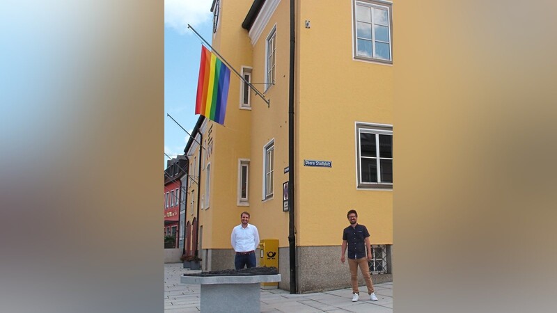 Matthias Kohlmayer (r.) und Alexander Oswald, Geschäftsleitender Beamter, präsentierten stolz die Regenbogenflagge.