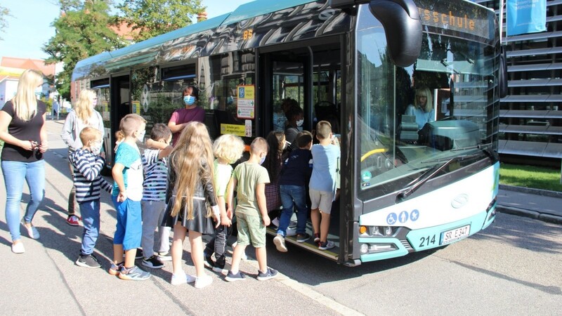 Mit einem freundlichen "Hallo" wird Busfahrerin Herta Berger beim Einsteigen begrüßt. Bei der Busschule der Stadtwerke lernen Kinder, was sie an der Haltestelle und im Bus beachten müssen.