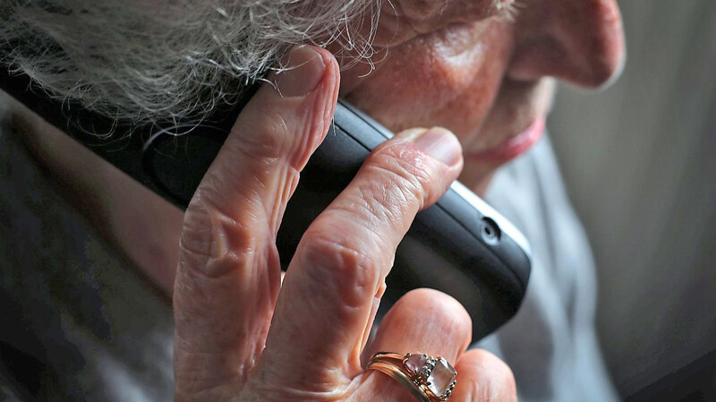 Eine ältere Frau telefoniert. Betrüger rufen gezielt Menschen mit alten deutschen Vornamen an, um ihnen Geld zu entlocken.