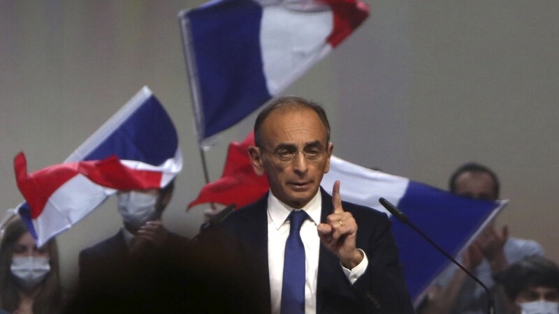 Der französische rechtsextreme Präsidentschaftskandidat Eric Zemmour hält seine Rede während seiner ersten Kundgebung in Villepinte, nördlich von Paris.