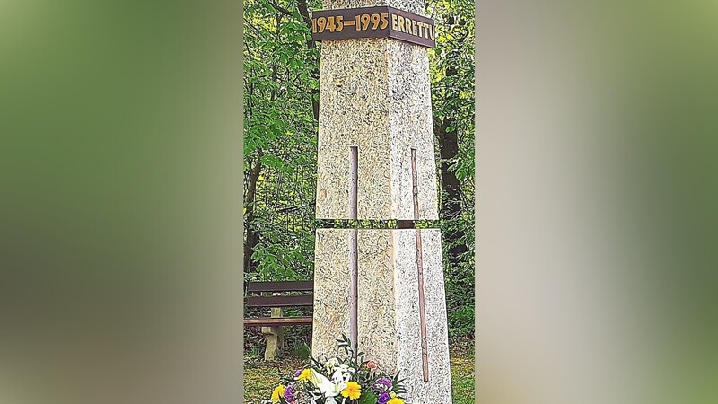 1995 hat der Markt einen Gedenkstein an die "Errettung aus Kriegsnot" in der symbolischen Mitte von Schierling aufgestellt.