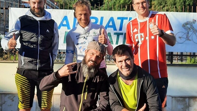 Rainer Steinberger (hinten Mitte, hier mit seinem Betreuerteam), feierte in Italien ein erfolgreiches Comeback.