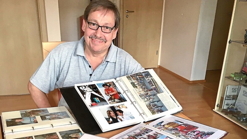 "Ich schaue die Bände immer wieder mal gerne durch", erzählt Richard Baronner, der neben seiner Leidenschaft für die Nibelungen auch ein Mitglied des Natternberger Ritterbundes und ein großer FC Bayern-Fan ist.
