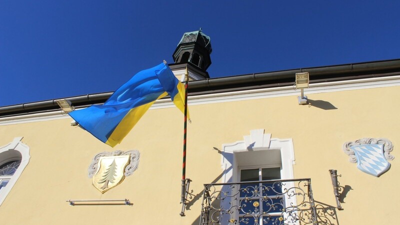 Die Flagge der Ukraine am Alten Rathaus in Viechtach