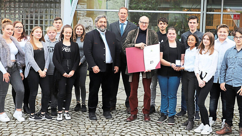 Die Klasse 9a der Mittelschule Essenbach erhielt für ihr Wald-Projekt die Georg-Dätzel-Medaille.