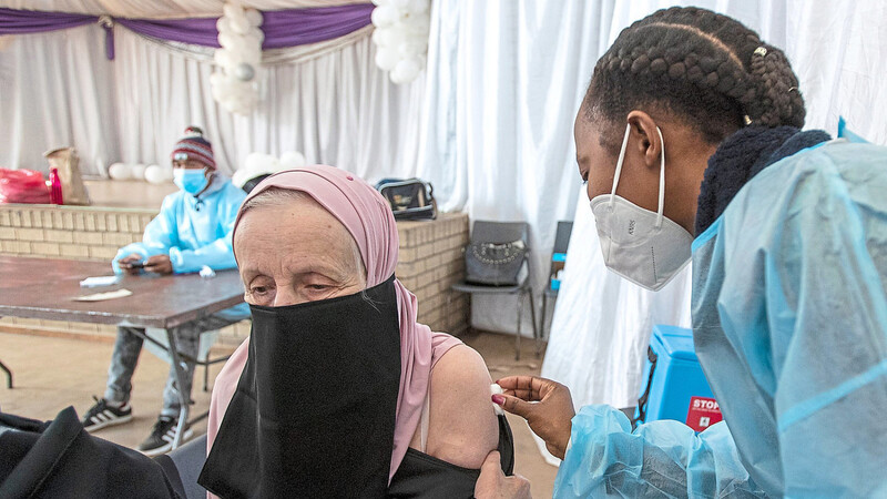 Den Hilfsorganisationen zufolge entsorgt die Europäische Union mehr Impfstoffe gegen das Coronavirus, als sie nach Afrika spendet.