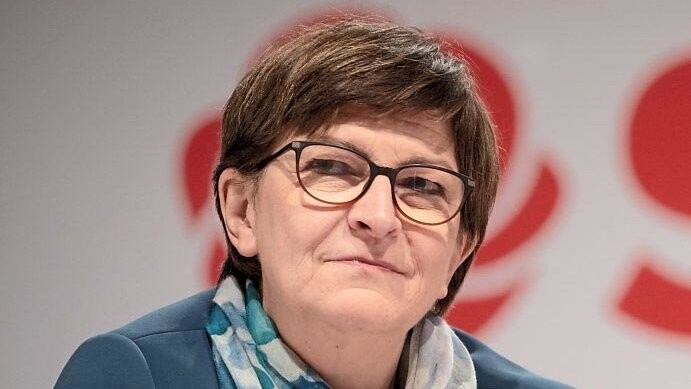 SPD-Vorsitzende Saskia Esken bemängelt "große Versorgungslücken" bei Masken und Schnelltests in Pflegeheimen.
