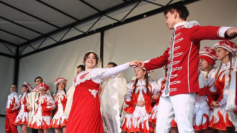Ein tiefer, verliebter Blick: Das Prinzenpaar tanzt zu einer Liebesballade.