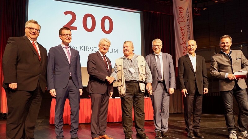 Walter Kirschbaum (4.v.l.) wurde für 200-maliges Blutspenden von BRK-Präsident Theo Zellner (3.v.l.) und den anderen Ehrengästen ausgezeichnet.