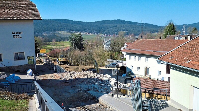 Beim Ausbau des Schlosserecks in Arnbruck geht es voran, der Hausabbruch ist abgeschlossen.