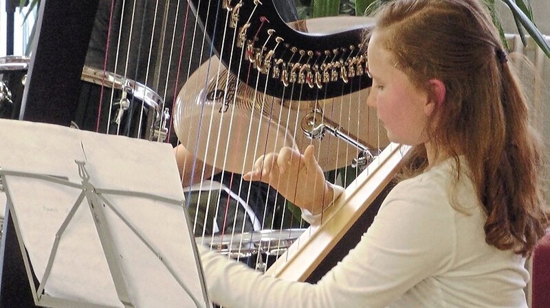 Bei der "Jungen Bühne" von KiS im Jahr 2018 begeisterte Frida an der Harfe das Publikum.