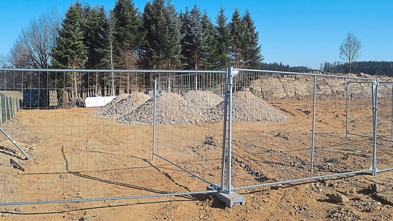 In der Nähe von Hagenau zwischen Stützenbruck und Vils war ohne Baugenehmigung ein Wald abgeholzt und die Errichtung eines Lagerplatzes begonnen worden. Diese Bautätigkeit ist nun endgültig gestoppt.