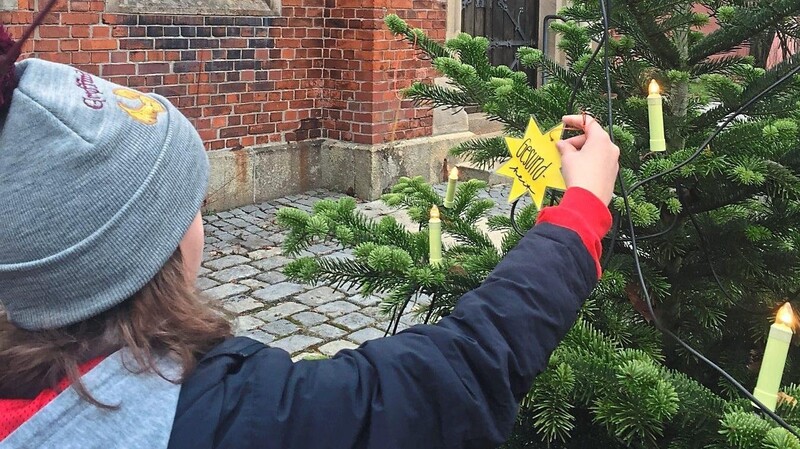 Der Weihnachtsbaum der evangelischen Kirchengemeinde kann mit persönlichen Fürbitten geschmückt werden.